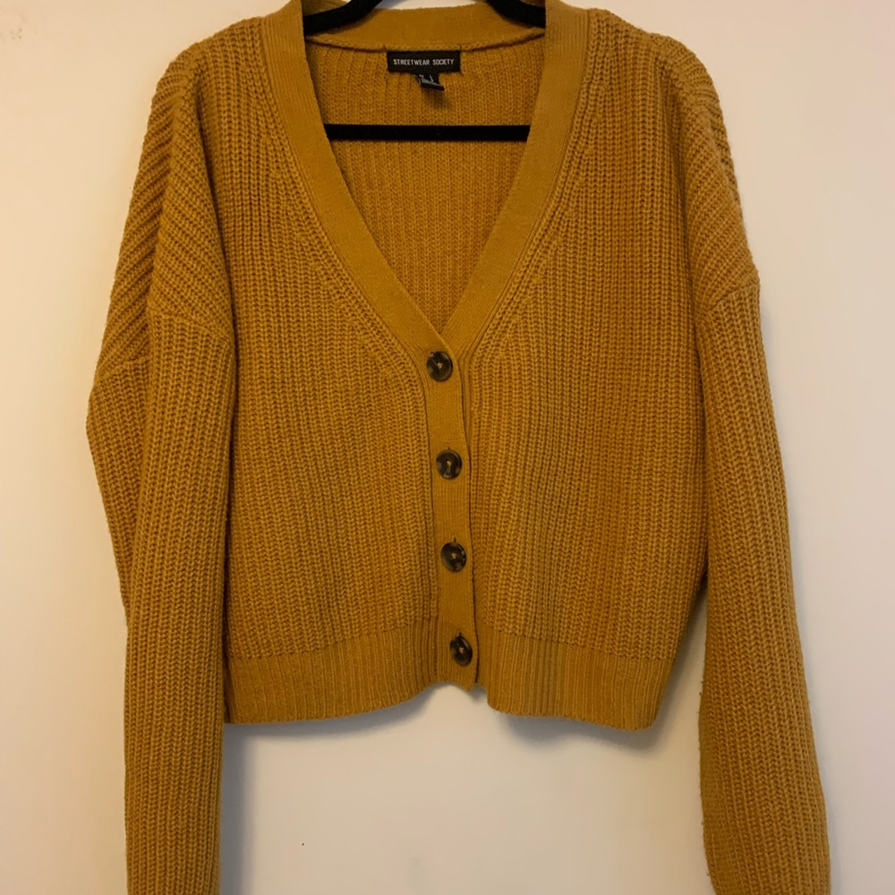 Cute mustard yellow cropped knit sweater. Size large